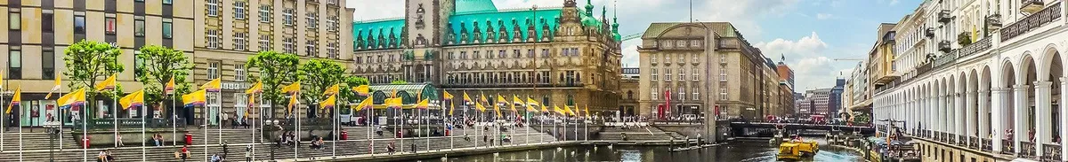 Le Rathausmarkt de Hambourg et ses canaux, bordés de mâts pavoisés de drapeaux jaunes