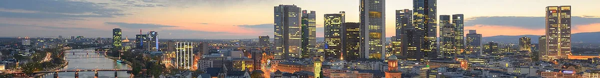 Panorama de la skyline de Francfort au crépuscule, tours du quartier d’affaires et Main au premier plan